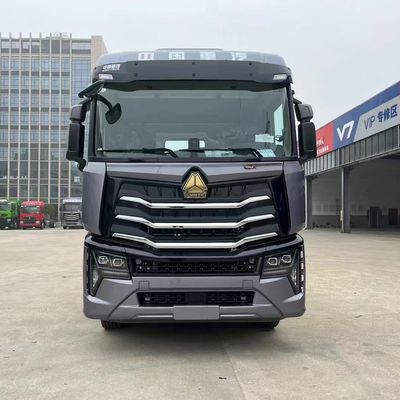 İyi bir fiyat. Çift Sıralı Howo Sinotruk Traktör Kamyonu 6x4 610hp 10 Tekerlek İkinci El çevrimiçi